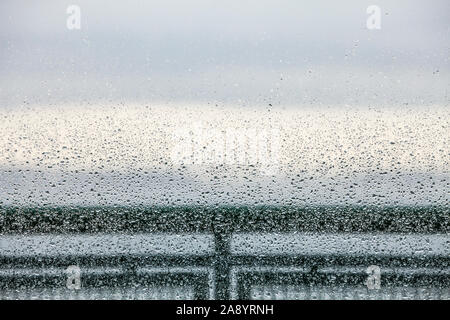 Auf der Suche durch Fenster mit Regentropfen auf der Washington State Ferries in den San Juan Inseln, Washington State, USA. Stockfoto