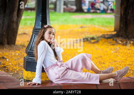 Schöne junge Mädchen an der Paseo Bolivar Square im Stadtzentrum von Cali in Kolumbien sitzen Stockfoto