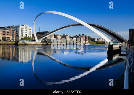 Die Millennium Bridge am Fluss Tyne während der Eröffnung bietet die Brücke eine Radverbindung zwischen Gateshead und Newcastle Stockfoto