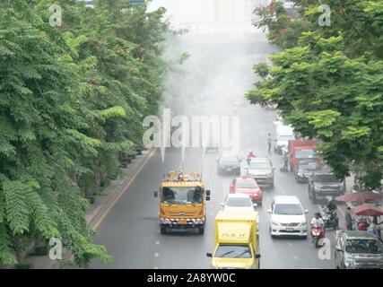 Bangkok, Thailand. November 2,2019 das Wasser der Lkw für die Behandlung der Luftverschmutzung Stockfoto