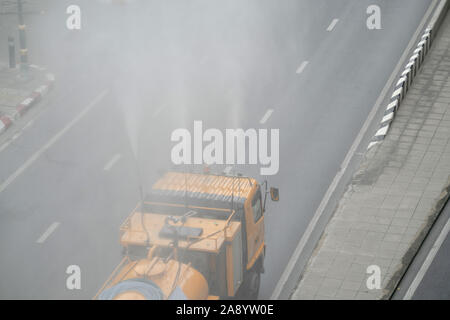 Bangkok, Thailand. November 2,2019 das Wasser der Lkw für die Behandlung der Luftverschmutzung Stockfoto