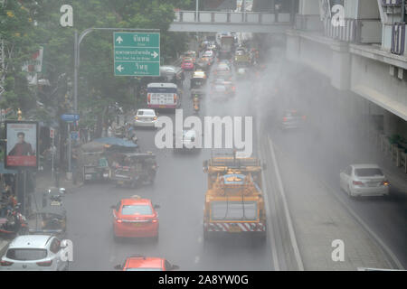 Bangkok, Thailand. November 2,2019 das Wasser der Lkw für die Behandlung der Luftverschmutzung Stockfoto