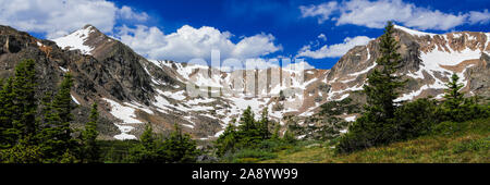 Colorado Rocky Mountains Indian Peaks Wilderness panorama alpine Landschaft mit Schnee im Sommer Stockfoto