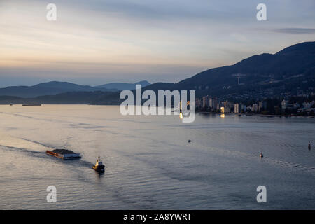 West Vancouver, British Columbia, Kanada. Luftaufnahme eines modernen Stadtbild am Pazifischen Ozean Küste während einer Herbst sonnig und bewölkt Sonnenuntergang. Stockfoto