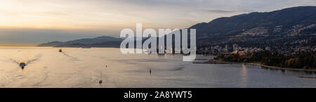 West Vancouver, British Columbia, Kanada. Antenne Panoramablick auf ein modernes Stadtbild am Pazifischen Ozean Küste während einer Herbst sonnig und bewölkt Sonne Stockfoto