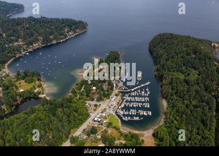 Snug Cove, Bowen Island, British Columbia, Kanada. Luftaufnahme von einen Jachthafen und den Fährhafen auf der Insel in der Nähe von Vancouver in Howe Sound. Stockfoto