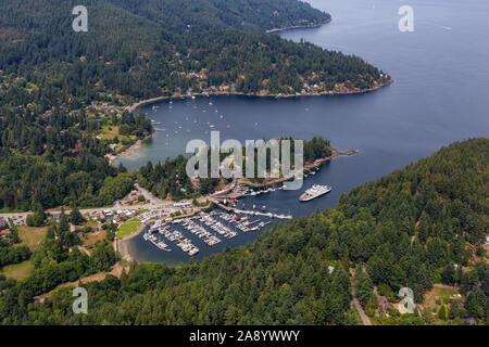 Snug Cove, Bowen Island, British Columbia, Kanada. Luftaufnahme von einen Jachthafen und den Fährhafen auf der Insel in der Nähe von Vancouver in Howe Sound. Stockfoto