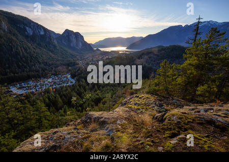 Squamish, nördlich von Vancouver, British Columbia, Kanada. Schöne Aussicht von der Spitze des Berges, einer kleinen Stadt, die von der kanadischen Natur duri umgeben Stockfoto