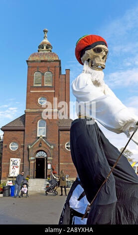 Überlebensgroße Skelettpuppe vor der CPT-Kirche am Tag der Totenfeier auf der Detroit Road in Cleveland, Ohio, USA. Stockfoto