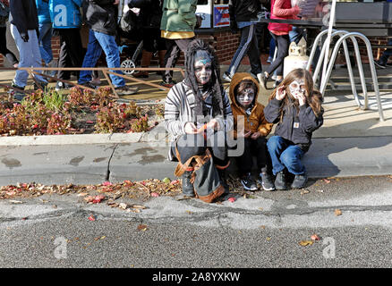 Drei junge Zuschauer nehmen am 2. November 2019 am Tag der Toten im Stadtteil Gordon Square in Cleveland, Ohio, Teil. Stockfoto