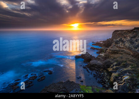 Ein Sonnenuntergang entlang der Felsen der Küste am Cape Nelson, Victoria, Australien Stockfoto