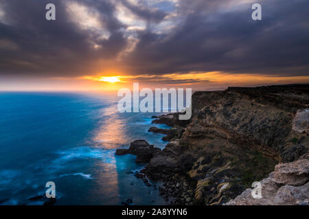 Ein Sonnenuntergang entlang der Felsen der Küste am Cape Nelson, Victoria, Australien Stockfoto