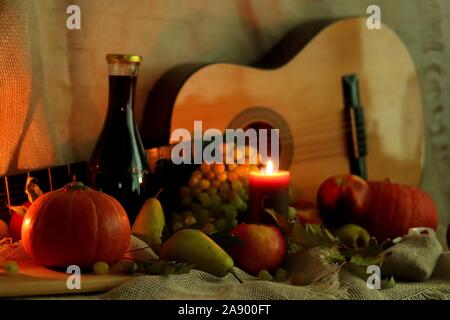 Herbst Wärme Karte. Noch leben Erntedankfest. Kürbis, Birnen, Äpfel, Trauben und Kerzen weiche Licht in Sack Tuch Stockfoto