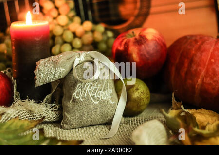 Herbst noch Leben mit artischocke Kräuter im Sack Sack mit Band und Kerzenlicht und Früchte auf Hintergrund und Gitarre Stockfoto