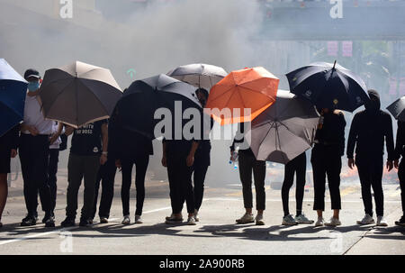 Hong Kong. 11 Nov, 2019. Randalierer setzten Feuer Verkehr in Sai Wan Ho, South China Hong Kong, November 11, 2019 zu lähmen. Nach der lähmenden Traffic über Hongkong während des morgendlichen Berufsverkehrs Randalierer gehalten eskalierende Gewalt an verschiedenen Standorten am Montag von hurling Benzinbomben an Universitäten und in U-Bahnhöfen und Angreifen der Bewohner, die nicht mit Ihnen einverstanden, auch ein Passant in Flammen. Quelle: Xinhua/Alamy leben Nachrichten Stockfoto