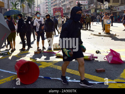 Hong Kong. 11 Nov, 2019. Die randalierer Verhalten störenden Aktivitäten in Sai Wan Ho, South China Hong Kong, November 11, 2019. Nach der lähmenden Traffic über Hongkong während des morgendlichen Berufsverkehrs Randalierer gehalten eskalierende Gewalt an verschiedenen Standorten am Montag von hurling Benzinbomben an Universitäten und in U-Bahnhöfen und Angreifen der Bewohner, die nicht mit Ihnen einverstanden, auch ein Passant in Flammen. Quelle: Xinhua/Alamy leben Nachrichten Stockfoto