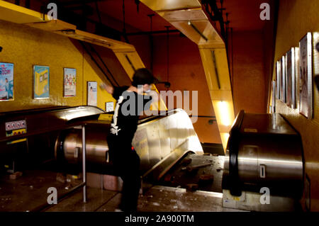 Hong Kong. 11 Nov, 2019. Ein randalierer vandalizes Einrichtungen in Sai Wan Ho Bahnhof, South China Hong Kong, November 11, 2019. Nach der lähmenden Traffic über Hongkong während des morgendlichen Berufsverkehrs Randalierer gehalten eskalierende Gewalt an verschiedenen Standorten am Montag von hurling Benzinbomben an Universitäten und in U-Bahnhöfen und Angreifen der Bewohner, die nicht mit Ihnen einverstanden, auch ein Passant in Flammen. Quelle: Xinhua/Alamy leben Nachrichten Stockfoto