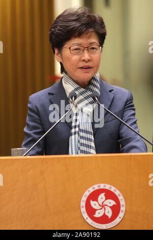 Hongkong, China. 11 Nov, 2019. Chief Executive der Sonderverwaltungsregion Hongkong (HKSAR) Carrie Lam spricht auf einer Pressekonferenz in Hong Kong, South China, Nov. 11, 2019. Lam erklärte am Montag, dass die Regierung der SAR Hongkong Ertrag nicht Eskalation von Gewalt, Zerstörung von Hongkong unter Druck zu setzen. Credit: Lui Siu Wai/Xinhua/Alamy leben Nachrichten Stockfoto