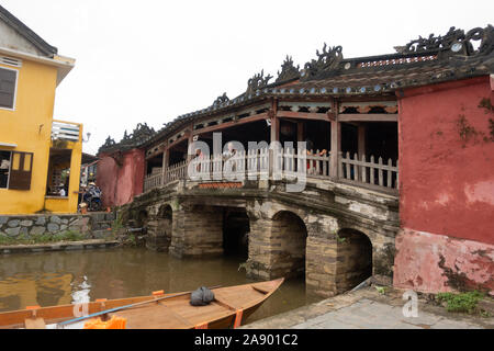 Die japanische Brücke (Chùa Cầu) in Hoi An, Vietnam, aus dem 18. Jahrhundert historische Stätte mit einer kleinen Pagode im Inneren Stockfoto