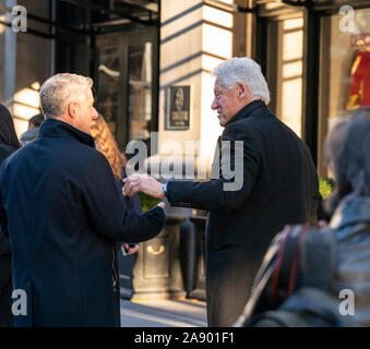 New York, NY - 11. November 2019: Der ehemalige US-Präsident Bill Clinton kommt zum Frühstück im Restaurant Blackbarn Stockfoto