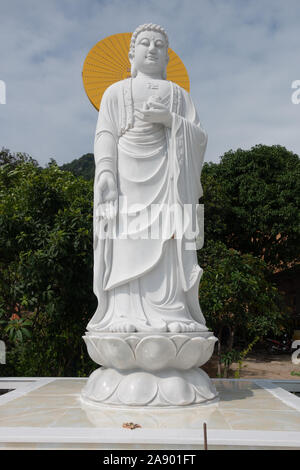 Eine große Statue des Buddhistischen Gott Buddha in Nha Trang, Vietnam. Buddhismus / Meditation/Achtsamkeit / Frieden Stockfoto