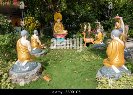 Ein Kreis von buddhistischen Mönch Skulpturen beten um eine Statue des Buddha in Nha Trang, Vietnam Stockfoto