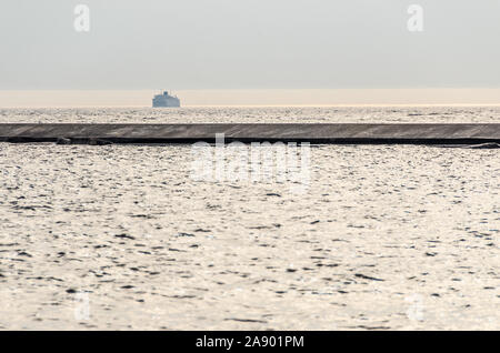 Autofähre aus dem Dunst und die Überschrift in Port am frühen Abend am Lake Michigan Stockfoto