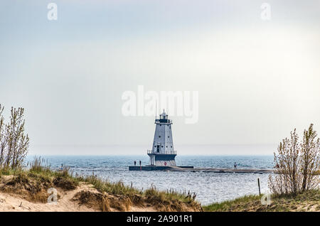 Norden Wellenbrecher Licht am Lake Michigan sowohl mit Blau und Grau Wasser entlang der Pier Stockfoto