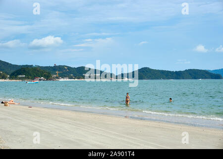 Langkawi, Malaysia - 12. Oktober 2019. Anzeigen von Cenang Strand auf Langkawi Stockfoto