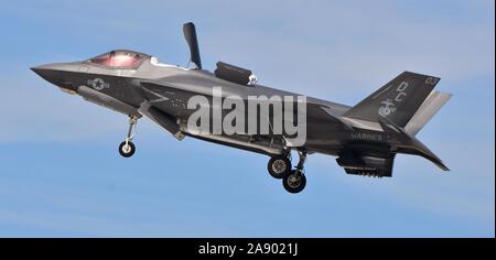 Eine Marine Corps B F-35 Joint Strike Fighter (Lightning II) fliegen in Hovering-modus bei WAB Yuma. Stockfoto