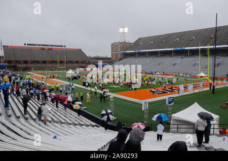 Die ziellinie der Illinois Marathon 2016 Memorial Stadium in Champaign, Illinois Stockfoto