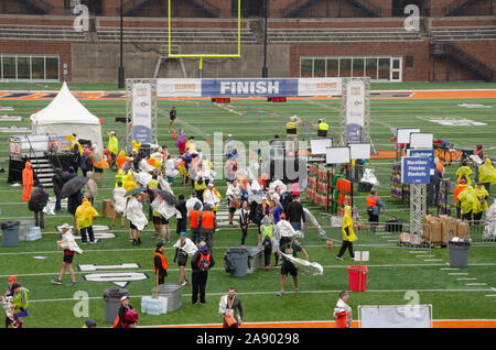 Die ziellinie der Illinois Marathon 2016 Memorial Stadium in Champaign, Illinois Stockfoto