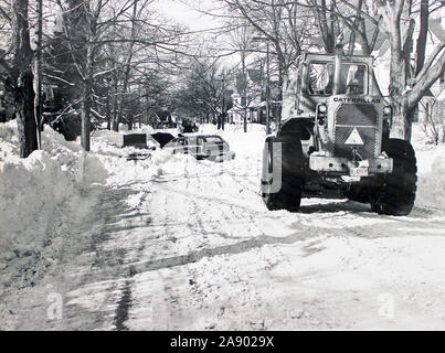 Dieses Foto zeigt die Schneeräumung Mannschaften bei der Arbeit im Gefolge der Blizzard 1978, dass der Nordosten der Vereinigten Staaten getroffen. Stockfoto