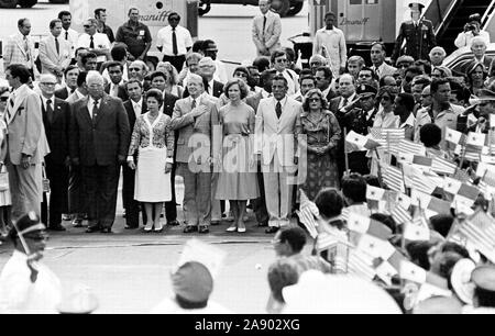 1978 - panamaischen Präsidentin Lakas, Präsident Jimmy Carter, und Allgemeine (GEN) Omar Torrijos stand auf Aufmerksamkeit während dem Abspielen der amerikanischen Nationalhymne am Flughafen Tocumen. Der Präsident ist in Panama die Instrumente zur Ratifizierung des Panamakanals Vertrag zu unterzeichnen. Stockfoto