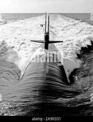 1977-A Bow View des Nukleargetriebenen Angriffs-U-Boot USS MEMPHIS (SSN 691) im Gange. Stockfoto