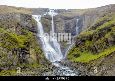 Grüner Sommer Moss an rjukandafoss Wasserfall in Island Stockfoto