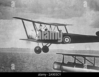 Diese bemerkenswerte Foto zeigt ein britisches Flugzeug verlassen Ihren rendezvous an Bord das Sandmännchen auf der Suche nach undersea Handwerk Stockfoto