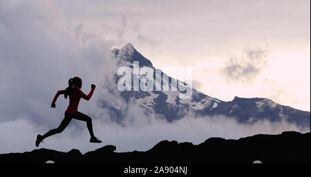 Running Frau Athlet Silhouette Trail Laufen in Berggipfel Hintergrund Stockfoto