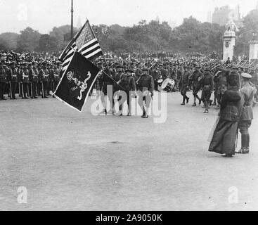 Zeremonien - England, Italien - amerikanische Truppen in London, England. Tauchen Regimental Standard vor dem König und der Königin von England am Buckingham Palace Stockfoto