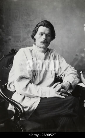 Portrait von Maxim Gorki in einem Sessel sitzend tragen ein helles Shirt Stockfoto