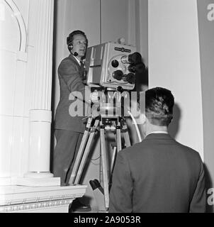 Die erste Sendung des finnischen Unabhängigkeitstag, 6.12.1957. Dieses Bild ist in die Residenz des Präsidenten in Helsinki. Kameramann Pentti Valkeala prüft Deutsche Fernseh GmbH Orthicon Kamera, Typ KIO. Stockfoto