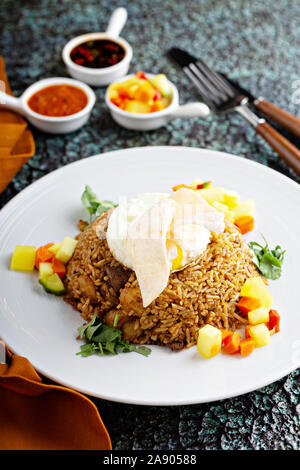 Nasi Goreng, indonesischen gebratenen Reis mit Ei Stockfoto