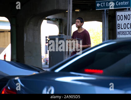 Hartford, CT USA. Okt 2019. Obdachloser in highway Unterführung Verkehr um Spenden bitten. Stockfoto