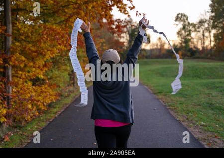 Middletown, CT USA. Okt 2019. Frau die gerade aus einem Herbst Park winken Gutscheine in einer örtlichen Apotheke verwendet werden. Stockfoto