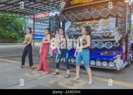 KANCHANABURI THAILAND - 1. SEPTEMBER: Nicht identifizierte weibliche Touristen tanzen vor den Bus am Parkplatz am September 1,2019 in Kanchanaburi, Thailand Stockfoto