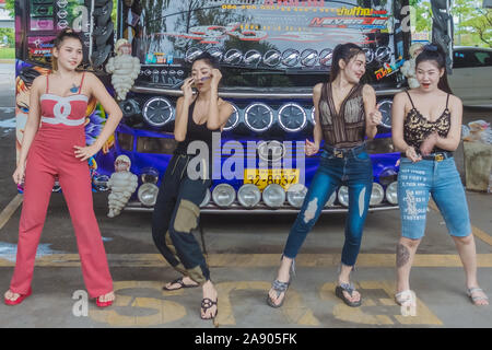 KANCHANABURI THAILAND - 1. SEPTEMBER: Nicht identifizierte weibliche Touristen tanzen vor den Bus am Parkplatz am September 1,2019 in Kanchanaburi, Thailand Stockfoto