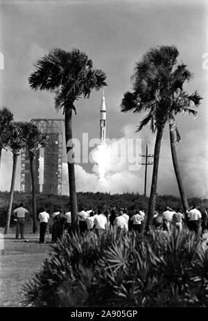 (11 Oktober 1968) - - - Der Apollo 7/Saturn IB Raum Fahrzeug von Komplexen 34 das Kennedy Space Center starten um 11: 03 Uhr (EDT), Okt. 11, 1968. Apollo 7 (Sonde 101/Saturn205) ist der erste von mehreren bemannten Flüge zu qualifizierenden die Sonde für die Hälfte - Millionen Meile rund Reise zum Mond. An Bord der Apollo Raumschiff sind Astronauten Walter M. Schirra jr., Commander; Donn F. Eisele, Befehl Modul Pilot; und Walter Cunningham, Lunar Module Pilot. Stockfoto