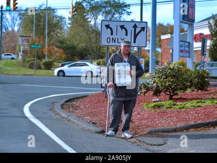 Berlin, CT USA. Nov 2019. Behinderte und Obdachlose Veteran auf der Straße mit Hilfe Anmelden. Stockfoto