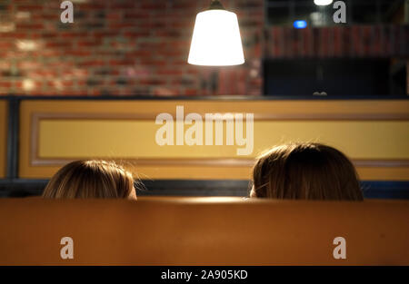 Die Staats- und Regierungschefs eine junge Paare oder Freunde zum Abendessen genießen Sie in einem Restaurant. Stockfoto