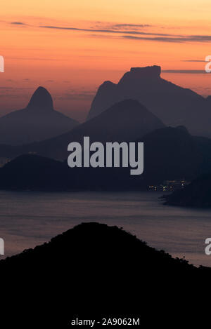 Landschaft Foto von Rio de Janeiro übersicht Pedra da Gavea, Brasilien. Stockfoto